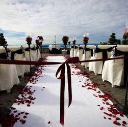 allestimento-cerimonia-panche-con-nastro-rosso-altare-petali-di-rose.jpg